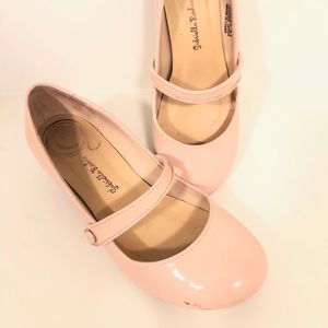 Pink patent leather kitten pumps in size 8.5